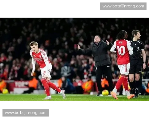 英超直播聚焦豪门巅峰对决赛场火花四溅引爆周末争冠走向悬念再起